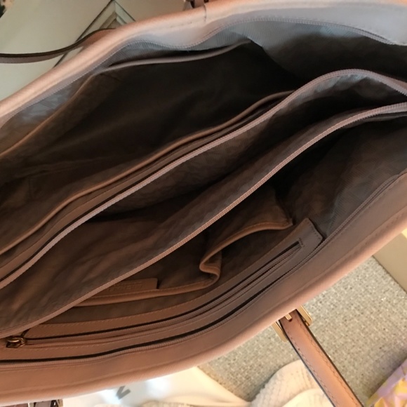 Micheal Kors tote - Picture 7 of 8